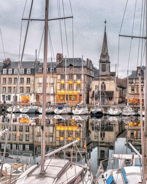 les mats de voiliers dans le port Honfleur calvados