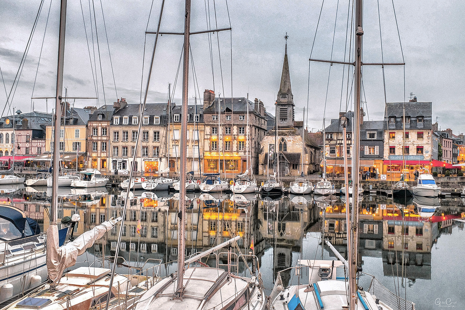 les mats de voiliers dans le port Honfleur calvados