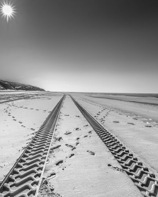les empreintes fraiche du matin sur le sable de la plage