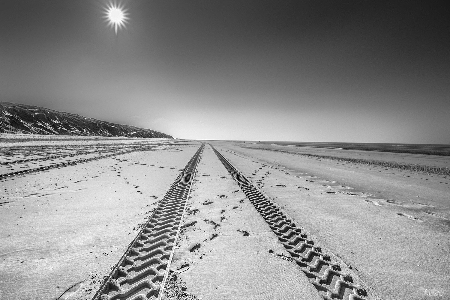 les empreintes fraiche du matin sur le sable de la plage