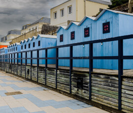 alignement des cabines bleu le long de la plage côte vendéenne