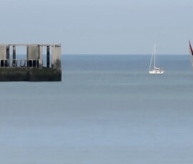 l'entrée du port de Boulogne sur Mer deux voiliers haut de France